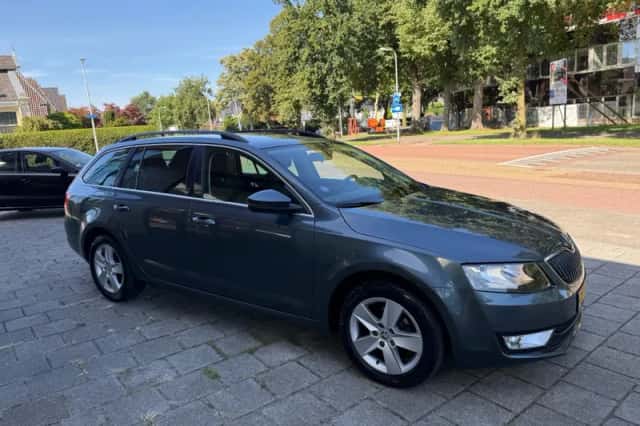 Škoda Octavia (2015) thumbnail 3