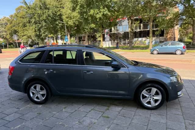 Škoda Octavia (2015) thumbnail 4