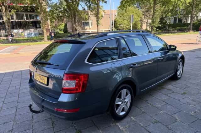 Škoda Octavia (2015) thumbnail 5