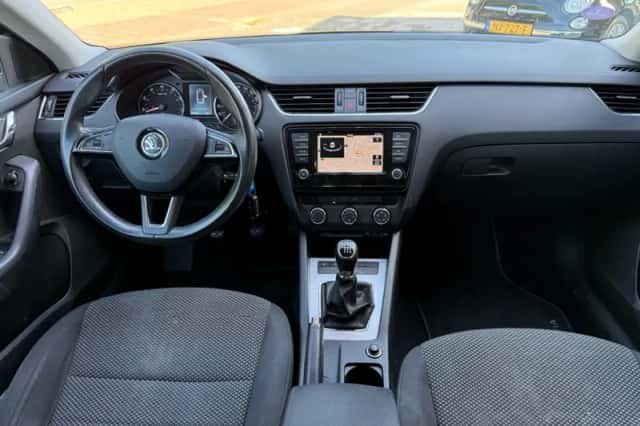 Škoda Octavia (2015) thumbnail 6