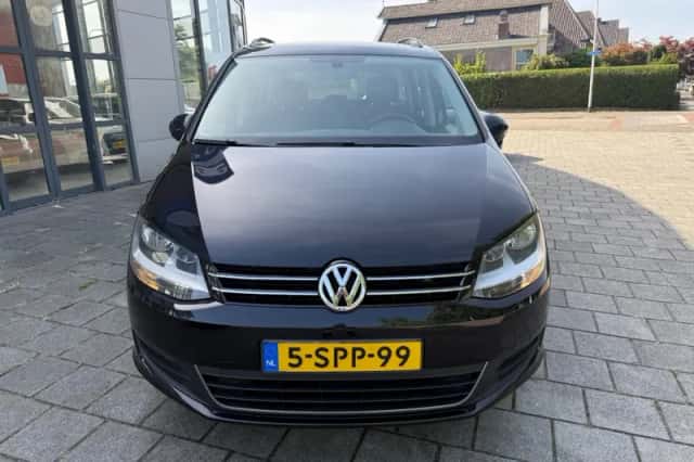 Volkswagen Sharan (2013) thumbnail 2
