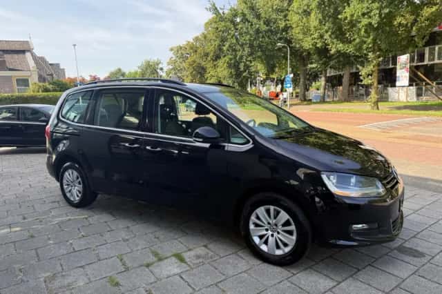 Volkswagen Sharan (2013) thumbnail 3