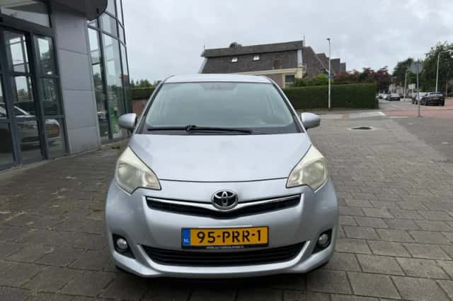 Toyota Verso (2011) thumbnail 2