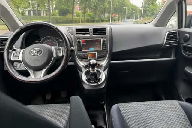 Toyota Verso (2011) thumbnail 6