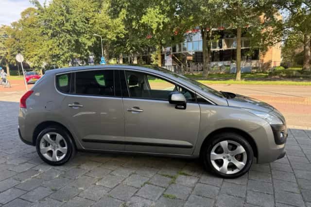 Peugeot 3008 (2010) thumbnail 3