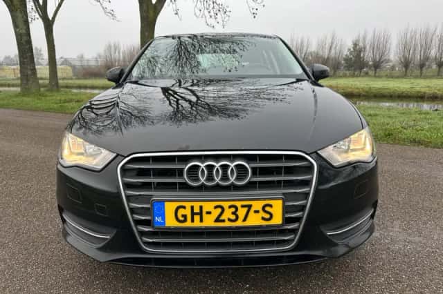 Audi A3 (2015) thumbnail 2