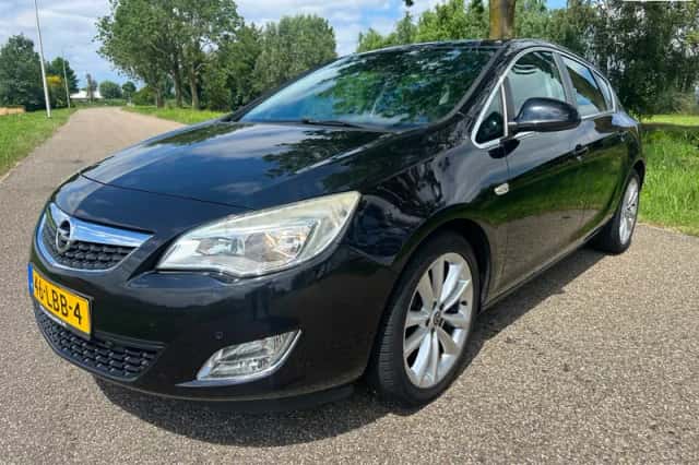 Opel Astra (2010) thumbnail 1