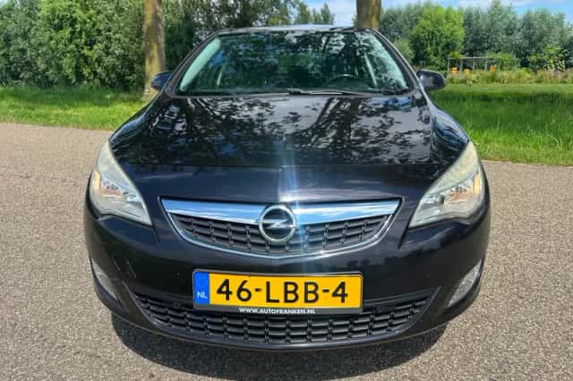 Opel Astra (2010) thumbnail 2