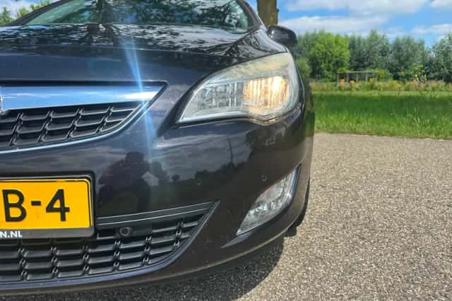 Opel Astra (2010) thumbnail 3