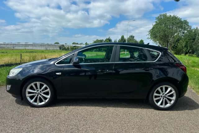 Opel Astra (2010) thumbnail 4