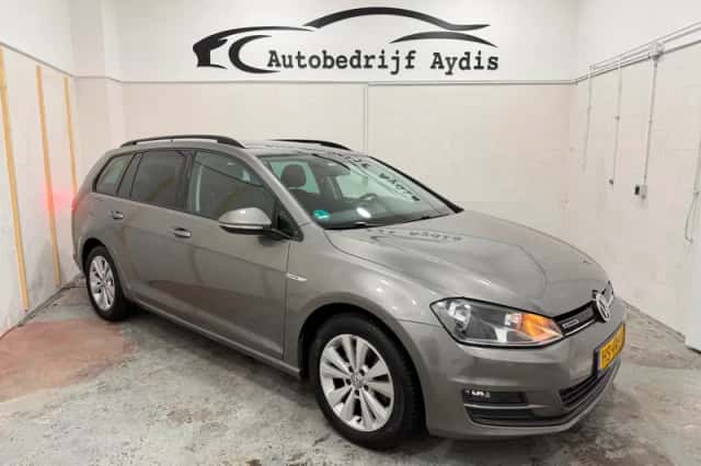 Volkswagen Golf (2015) thumbnail 3