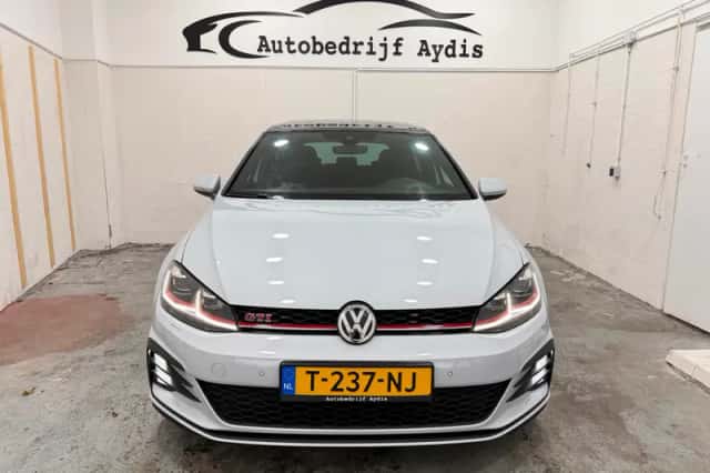 Volkswagen Golf (2018) thumbnail 2