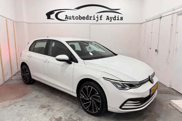 Volkswagen Golf (2023) thumbnail 5