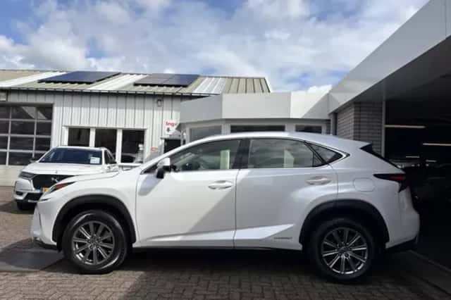 Lexus NX (2018) thumbnail 2