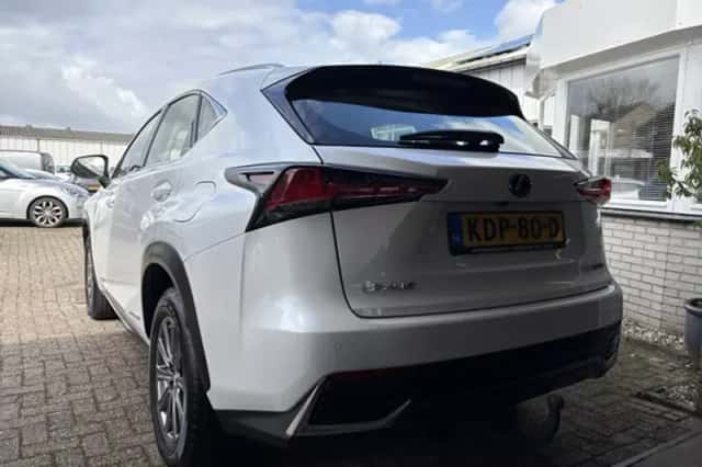 Lexus NX (2018) thumbnail 3