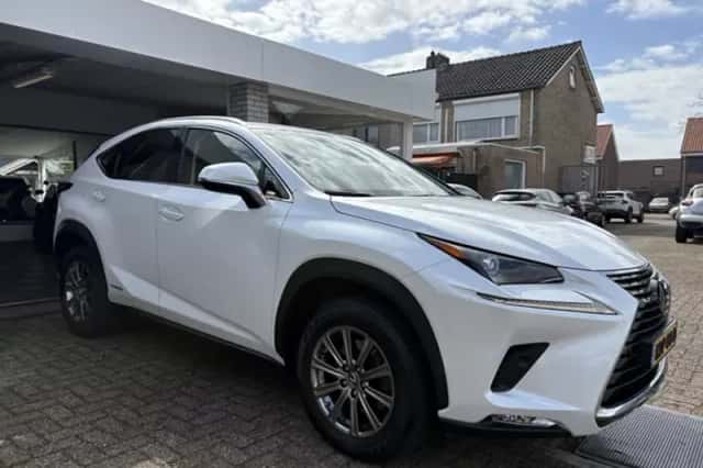 Lexus NX (2018) thumbnail 4