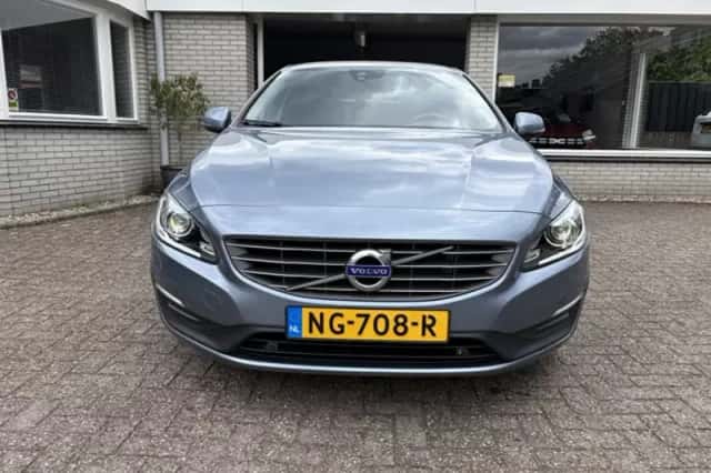 Volvo V60 (2017) thumbnail 3