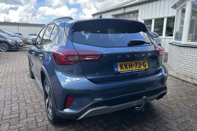 Ford Focus (2022) thumbnail 3