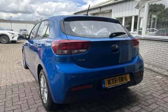 Kia Rio (2021) thumbnail 3