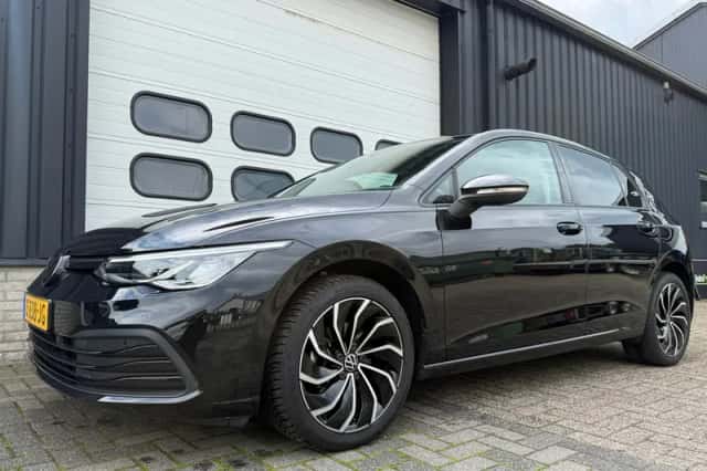 Volkswagen Golf (2023) thumbnail 2