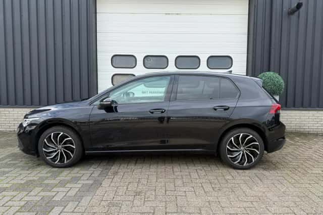 Volkswagen Golf (2023) thumbnail 3