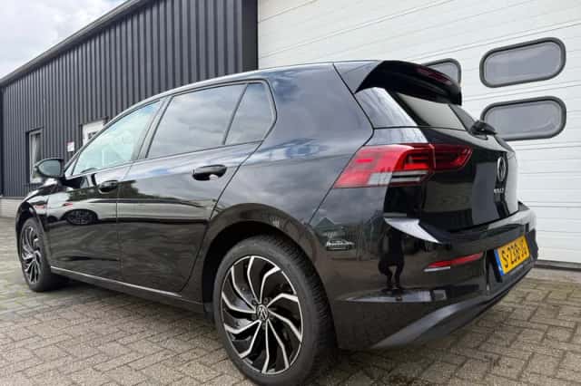 Volkswagen Golf (2023) thumbnail 4