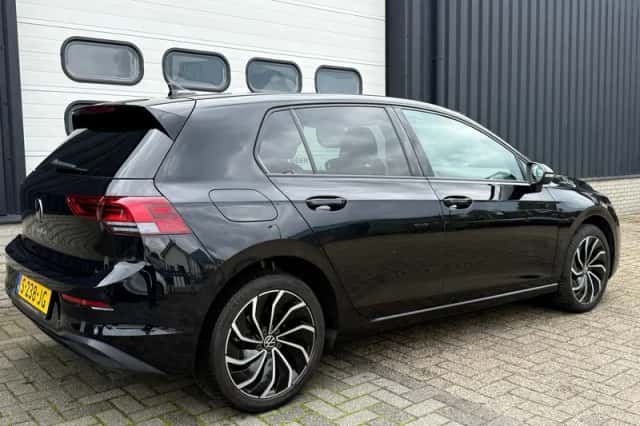 Volkswagen Golf (2023) thumbnail 5