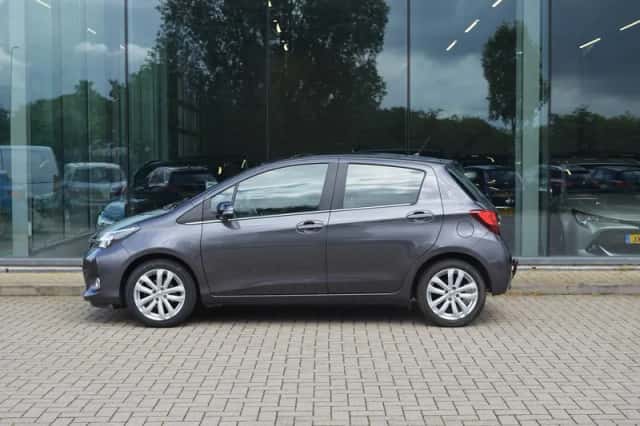 Toyota Yaris (2016) thumbnail 2