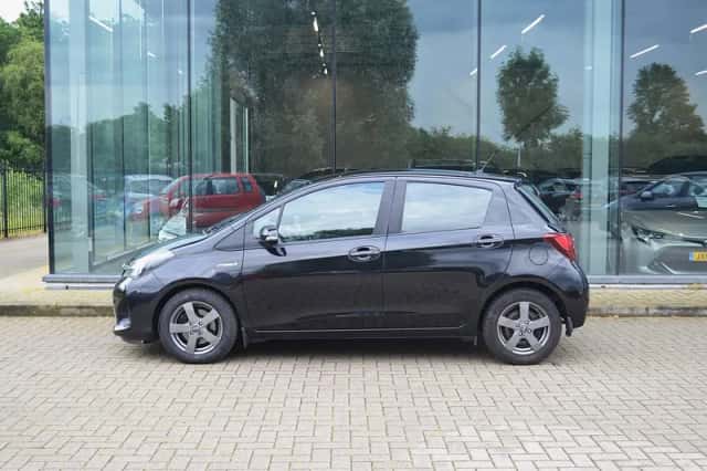 Toyota Yaris (2017) thumbnail 2