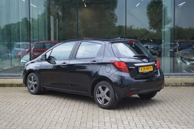 Toyota Yaris (2017) thumbnail 3