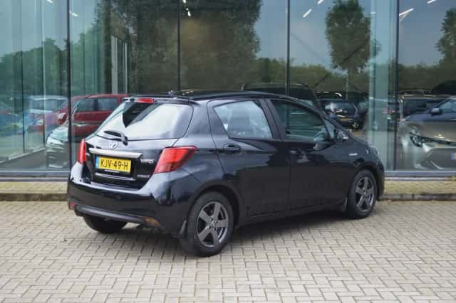 Toyota Yaris (2017) thumbnail 4
