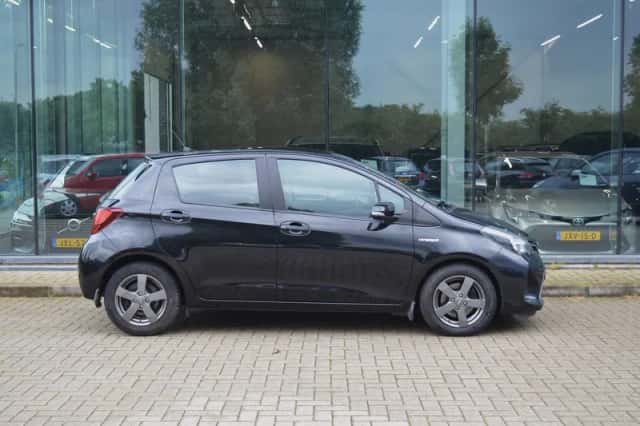 Toyota Yaris (2017) thumbnail 5