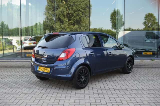 Opel Corsa (2010) thumbnail 3