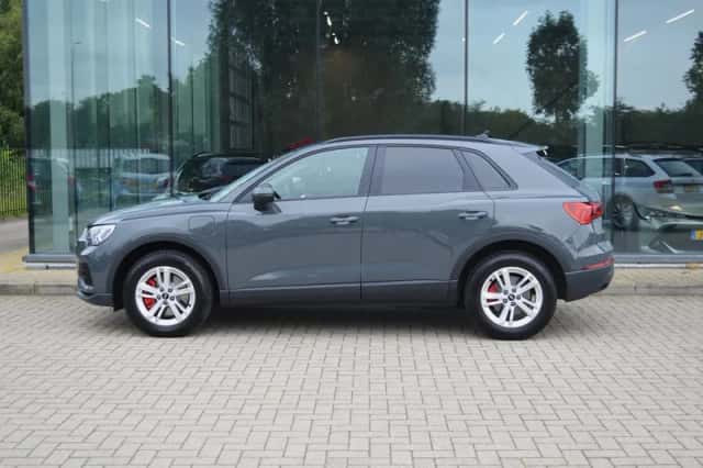 Audi Q3 (2021) thumbnail 2