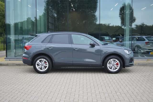 Audi Q3 (2021) thumbnail 5