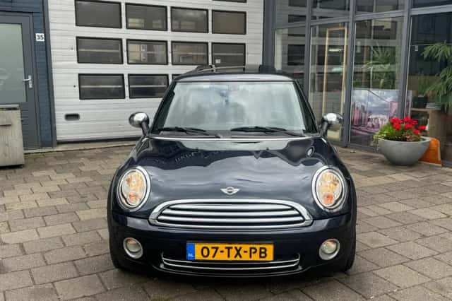 MINI Cooper (2007) thumbnail 2