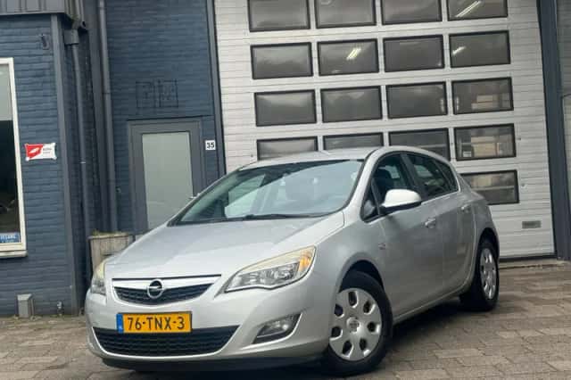 Opel Astra (2012) thumbnail 1