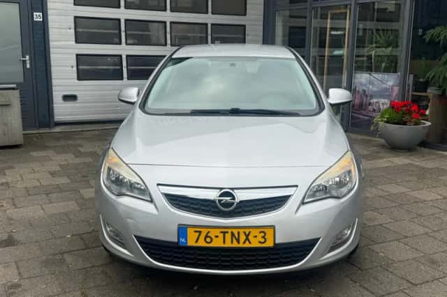 Opel Astra (2012) thumbnail 2