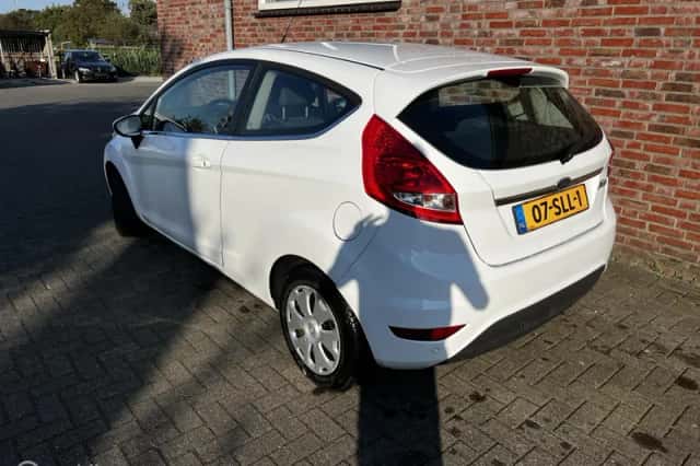 Ford Fiesta (2011) thumbnail 3