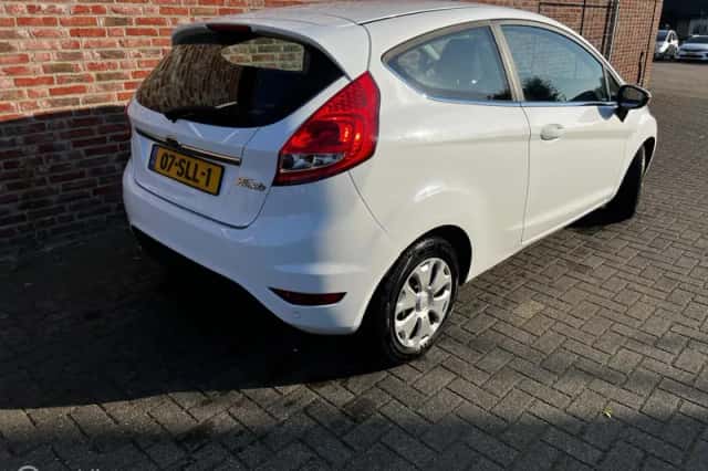 Ford Fiesta (2011) thumbnail 4
