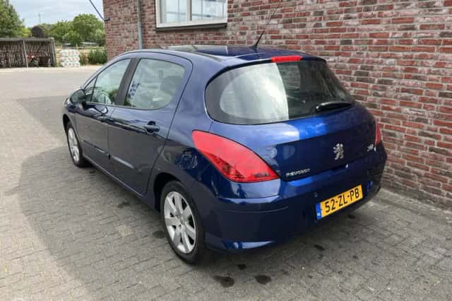 Peugeot 308 (2008) thumbnail 3