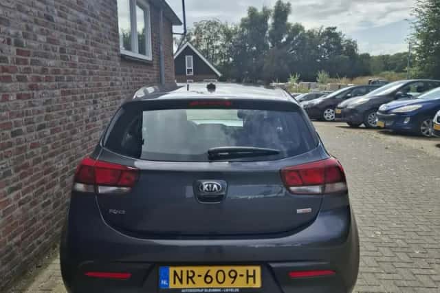 Kia Rio (2017) thumbnail 5