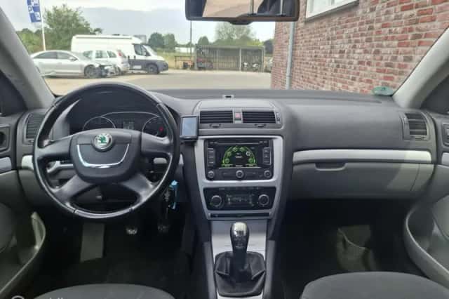 Škoda Octavia (2010) thumbnail 3