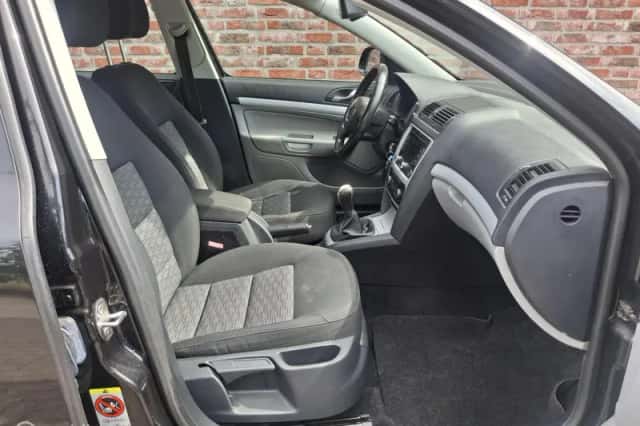 Škoda Octavia (2010) thumbnail 5