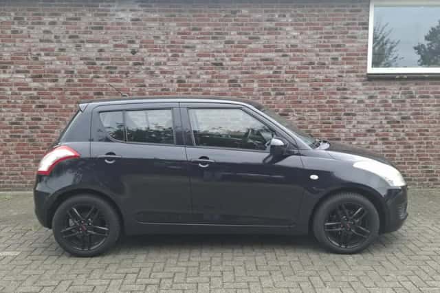 Suzuki Swift (2011) thumbnail 4