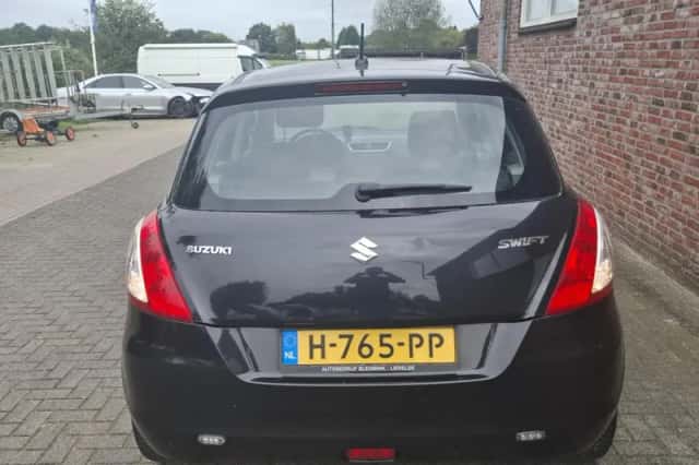 Suzuki Swift (2011) thumbnail 5