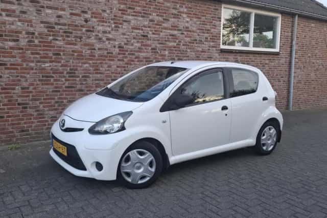 Toyota Aygo (2013) thumbnail 1