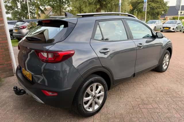 Kia Stonic (2022) thumbnail 3