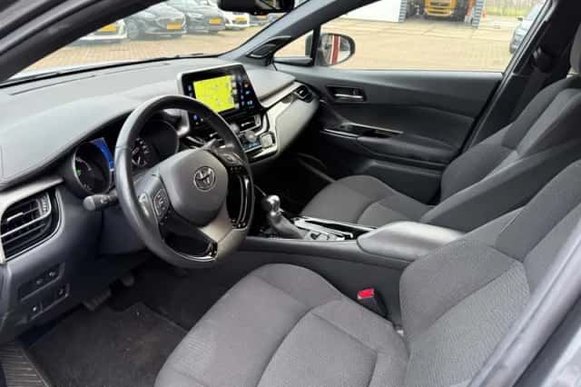 Toyota C-HR (2019) thumbnail 4