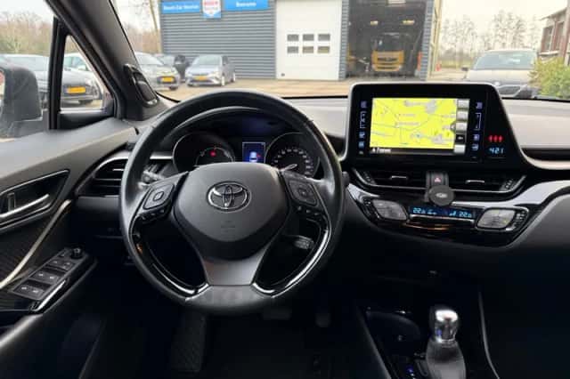 Toyota C-HR (2019) thumbnail 5